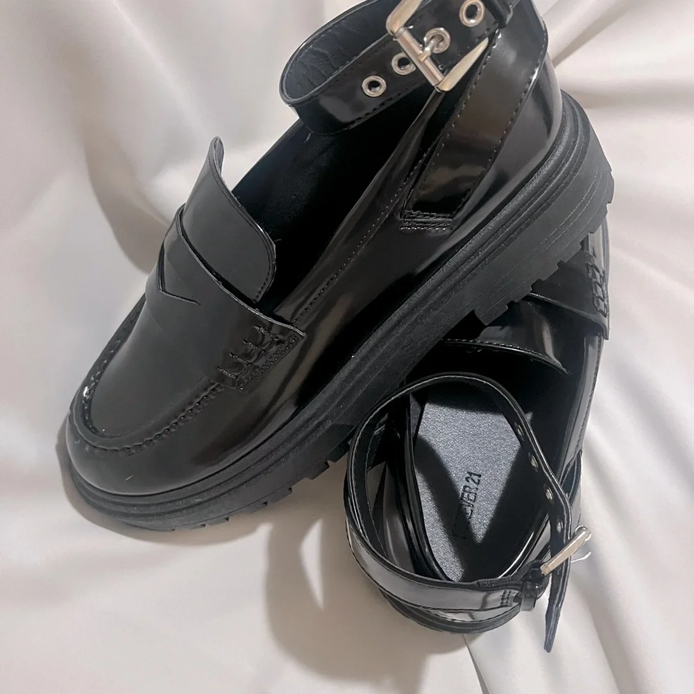 NWOT Forever 21 Black Women's Platform Loafers Ankle Strap Size  9 W - Picture 2 of 6